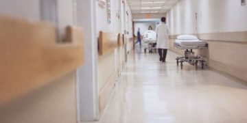 4 të vdekur dhe 102 raste të reja me COVID-19 në 24 orë, shtohen shtrimet në spital, 50 të shëruar