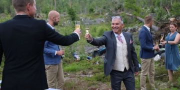 Koronavirusi nuk i ndaloi të martohen! Dhëndri suedez dhe nusja norvegjeze martohen në kufi (Foto)