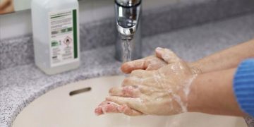 Shkencëtarët rusë: Koronavirusi nuk mbijeton në ujë