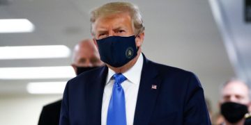 Donald Trump: Mbajtja e maskës të jetë vullnetare. Në fillim na thanë mos e mbani se s’ka efekt, tani thonë të kundërtën