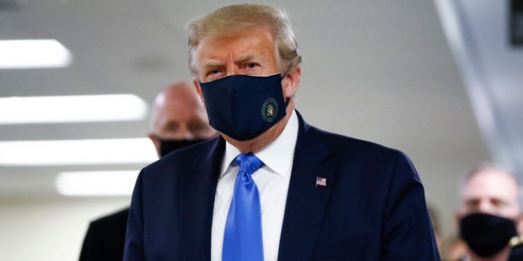 Donald Trump: Mbajtja e maskës të jetë vullnetare. Në fillim na thanë mos e mbani se s’ka efekt, tani thonë të kundërtën