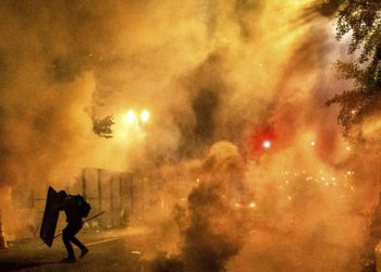 SHBA/ Agjentët federalë përdorin gazin lotsjellës për të shpërndarë protestën në Portland