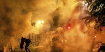 SHBA/ Agjentët federalë përdorin gazin lotsjellës për të shpërndarë protestën në Portland