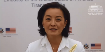 A e kupton Paloku dhe palokët e opozitës rrugore zonjën Yuri Kim?! “Disa po ëndërrojnë që BKH s’do ngrihet kurrë”! Na vjen keq që ju zgjoi nga dremitja, por ëndrra juaj nuk do të bëhet e vërtetë