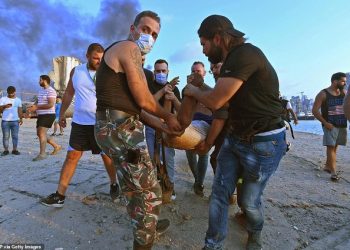 U hodh në det pas sh.përthimit/ Gjendet i gjallë pas 30 orësh punëtori i Portit në Bejrut