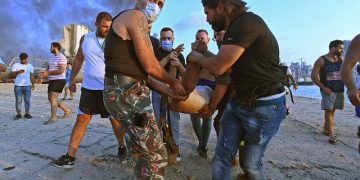 U hodh në det pas sh.përthimit/ Gjendet i gjallë pas 30 orësh punëtori i Portit në Bejrut