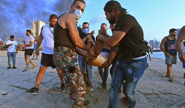 U hodh në det pas sh.përthimit/ Gjendet i gjallë pas 30 orësh punëtori i Portit në Bejrut