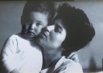 “Mund të derdhësh lot pse iku ose mund të buzëqeshësh sepse jetoi”! Rama mesazh një ditë pas humbjes së të ëmës