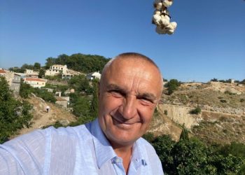 Turisti Meta sulmon ashpër qeverinë për ish radhën në Kakavijë: Braçe i kujton bllokun e luksit