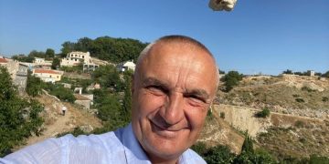 Turisti Meta sulmon ashpër qeverinë për ish radhën në Kakavijë: Braçe i kujton bllokun e luksit