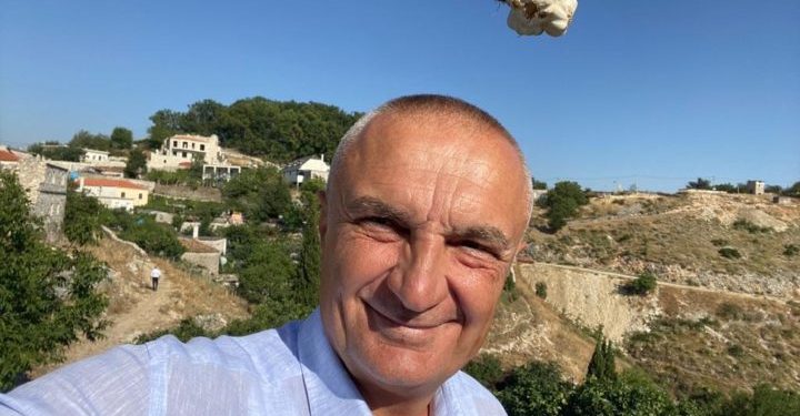 Ilir Meta mesazh shqiptarëve me foto me hudhër sipër kokës “mos ta hanë msysh”: Sot jam shumë i lumtur!