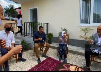 Tortë dhe çelësat e shtëpisë së re! Dy gëzime në një ditë, Rama: Familja në Farkë nis jetën e re pas tërmetit