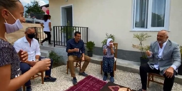 Tortë dhe çelësat e shtëpisë së re! Dy gëzime në një ditë, Rama: Familja në Farkë nis jetën e re pas tërmetit