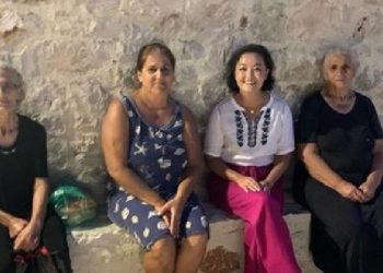 ‘Ndalova për kafe e raki’, ambasadorja amerikane kalon një pasdite me gratë e Dhërmiut: Mi mbushën duart me fiq