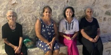 ‘Ndalova për kafe e raki’, ambasadorja amerikane kalon një pasdite me gratë e Dhërmiut: Mi mbushën duart me fiq