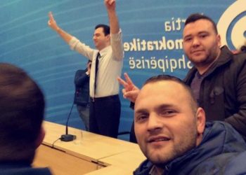 U shkritë ju, u shkritë, se për ju janë patate këto”! Deputeti i opozitës tallet keq me gafën e famshme të Lulzim Bashës (Video)