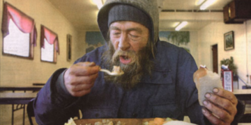 Historia e rrallë/ Milioneri vishet si varfanjak dhe shkon në restorant. Stafi e nxjerr jashtë, por s’do ta besoni atë që ndodhi më pas që i la të gjithë pa fjalë