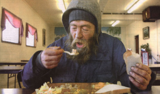 Historia e rrallë/ Milioneri vishet si varfanjak dhe shkon në restorant. Stafi e nxjerr jashtë, por s’do ta besoni atë që ndodhi më pas që i la të gjithë pa fjalë