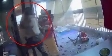 Pamjet rrëqethëse që po bëjnë xhiron e botës/ Shërbyesja vrapon për të mbrojtur vajzën e vogël nga shpërthimi