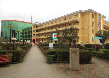 Tronditëse/ 29-vjeçari i prekur nga COVID-19 i jep fund jetës, hidhet nga kati i tretë i spitalit ‘Shefqet Ndroqi’