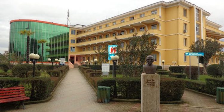 Tronditëse/ 29-vjeçari i prekur nga COVID-19 i jep fund jetës, hidhet nga kati i tretë i spitalit ‘Shefqet Ndroqi’