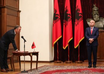 Mazhoranca i lidh duart Metës, presidenti asnjë shans të bllokojë SPAK dhe Gjykatën e Lartë, hyn në fuqi ligji që i heq betimet