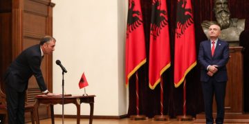 Mazhoranca i lidh duart Metës, presidenti asnjë shans të bllokojë SPAK dhe Gjykatën e Lartë, hyn në fuqi ligji që i heq betimet