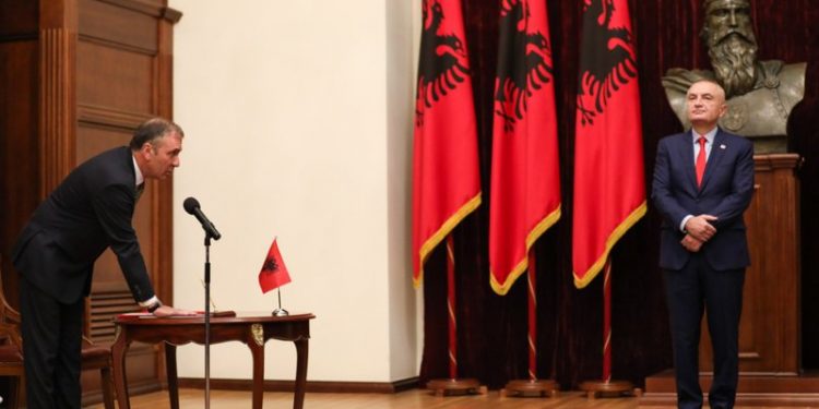 Mazhoranca i lidh duart Metës, presidenti asnjë shans të bllokojë SPAK dhe Gjykatën e Lartë, hyn në fuqi ligji që i heq betimet