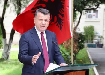 Mazhoranca paralajmëron rrëzimin e dekretit të Presidentit dhe shpërthen ndaj Metës: Ligji i 4 rajoneve zhvillon Shqipërinë, pretendimet presidenciale lajthitje