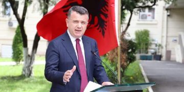 Mazhoranca paralajmëron rrëzimin e dekretit të Presidentit dhe shpërthen ndaj Metës: Ligji i 4 rajoneve zhvillon Shqipërinë, pretendimet presidenciale lajthitje