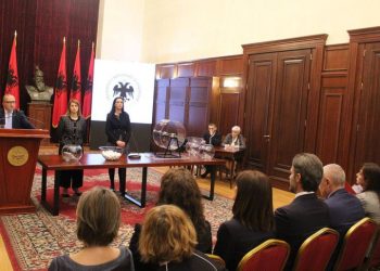 KED e Tushës së Metës pa mandat vë në pikëpyetje negociatat: Politika sfidon SHBA-BE dhe çon Kushtetuesen drejt kalendave greke