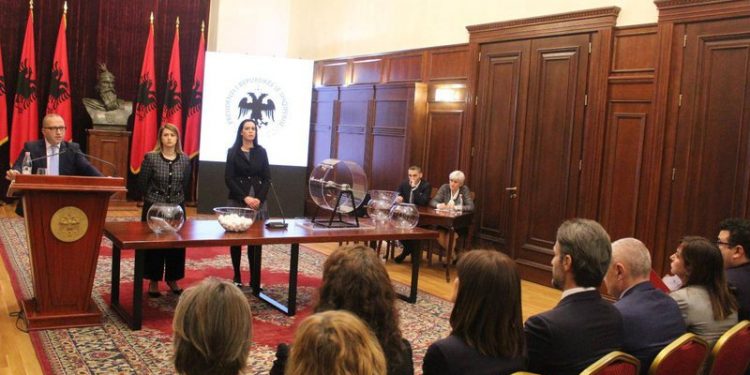 KED e Tushës së Metës pa mandat vë në pikëpyetje negociatat: Politika sfidon SHBA-BE dhe çon Kushtetuesen drejt kalendave greke