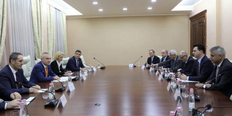 Ja si Meta e zhyti Presidencën në paligjshmëri dhe e ktheu në seli të LSI, zgjedhjet në 3 bashki ende të bllokuara, pafund abuzime me dekretet