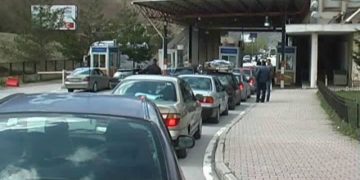 Drejtoria e Migracionit njoftim të rëndësishëm për udhëtarët që kanë mbetur të bllokuar në Kapshticë: Sot nuk e kaloni dot kufirin, ja arsyeja!
