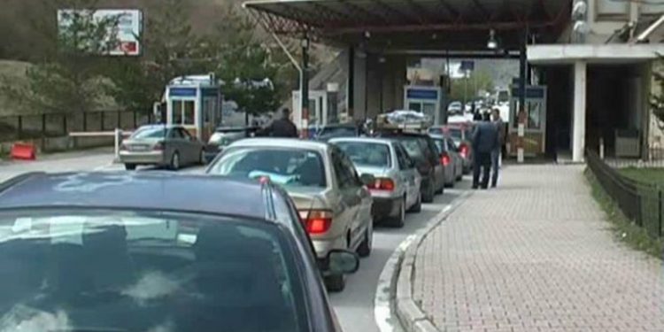 Drejtoria e Migracionit njoftim të rëndësishëm për udhëtarët që kanë mbetur të bllokuar në Kapshticë: Sot nuk e kaloni dot kufirin, ja arsyeja!