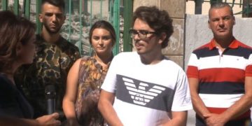 Grida Duma sjell të rinjtë e Xhelal Mziut nga Kamza  për të protestuar për shkollën “Sami Frashëri” në qendër të Tiranës