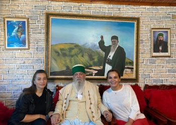 “Unë nuk e njoh Covid-in”! Monika dorë për dore me Baba Mondin dhe Elona saj në Tomorr: Kush beson në Zot nuk ka çfarë i bën Covidi