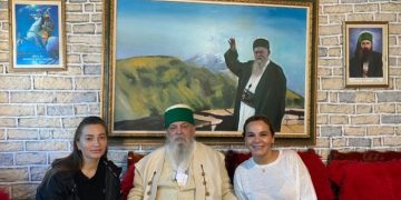 “Unë nuk e njoh Covid-in”! Monika dorë për dore me Baba Mondin dhe Elona saj në Tomorr: Kush beson në Zot nuk ka çfarë i bën Covidi