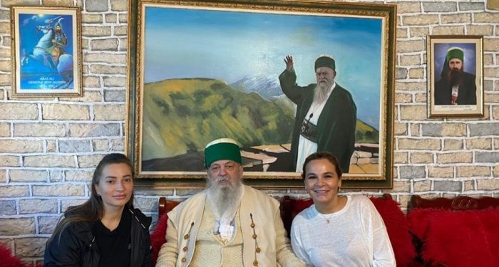 “Unë nuk e njoh Covid-in”! Monika dorë për dore me Baba Mondin dhe Elona saj në Tomorr: Kush beson në Zot nuk ka çfarë i bën Covidi