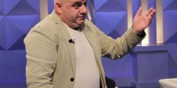 “Hajde duroje tani këtë qoftëlargun”! Hoxha Artan po bënë priftin, duke ngatërruar Ramën me Berishës dhe bënë filozofin e Metës: Ja çfarë mund të ndodhë mes PD-PS gjatë sezonit vjeshtë-dimër!