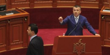 “4 dëshmorët e atdheut”, Balla “flakë për flakë” me Bashën: Dora k.rimin.ale e lidhur me ty në zgjedhjet e 2009 u mbështet nga “komandanti” policisë që tradhëtoi dëshmorët