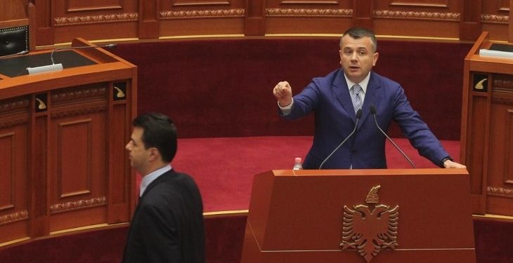 “4 dëshmorët e atdheut”, Balla “flakë për flakë” me Bashën: Dora k.rimin.ale e lidhur me ty në zgjedhjet e 2009 u mbështet nga “komandanti” policisë që tradhëtoi dëshmorët