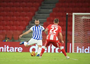 Media serbe justifikon lojën e dobët të Crvena Zvezdas: Lojtarët u hutuan nga gazetaret bukuroshe shqiptare (Foto)