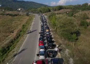 “Ansa” italiane nxjerr pamjet nga ajri: Radhë mbi 20 km mes Shqipërisë dhe Greqisë, mijëra punëtorë të bllokuar në kufi nga masat antiCovid