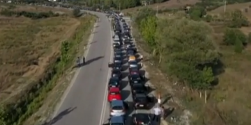 “Ansa” italiane nxjerr pamjet nga ajri: Radhë mbi 20 km mes Shqipërisë dhe Greqisë, mijëra punëtorë të bllokuar në kufi nga masat antiCovid