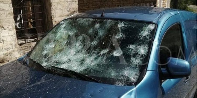 Breshër sa një top pinpongu në Kastoria të Greqisë. Dëmtoi automjete, të mbjella dhe madje edhe panelet diellore