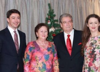 Berisha dha 700 pasaporta diplomatike para largimit në ’97! “Diplomatët” Xhepi dhe Milica dhe gjithë fisi Rama, por edhe Shkëlzenin dhe gjithë maskarenjtë e ’97-së që i’a mbathën nga Shqipëria