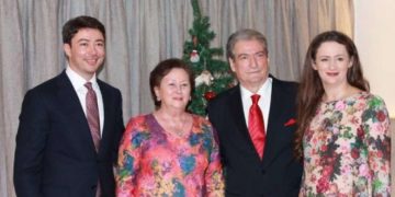 Berisha dha 700 pasaporta diplomatike para largimit në ’97! “Diplomatët” Xhepi dhe Milica dhe gjithë fisi Rama, por edhe Shkëlzenin dhe gjithë maskarenjtë e ’97-së që i’a mbathën nga Shqipëria