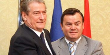 Nikoll Le(h)si  si antarë mjeranëve pushtetëhumbur sulmon sivëllezërit për Blushin: Rrëzoni Ramën jo shkrimtarin e madhe Ben