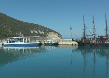 Sazani, udhëtim në ishullin e pabanuar, ku turistët ndërthuren me “nostalgjikët”